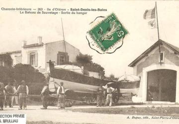 Carte postale ancien abri canot de sauvetage