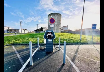 Borne électrique_Saint-Denis-d'Oléron